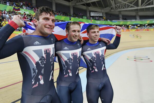 Британские велогонщики Каллум Скиннер, Джейсон Кенни и Филип Хиндес (слева направо)