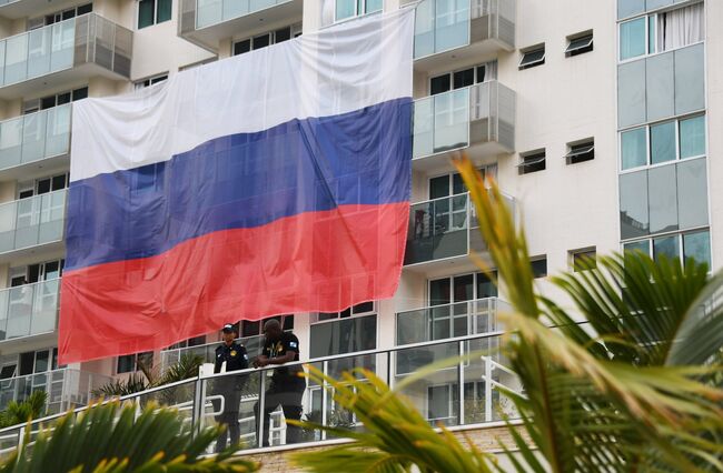 Флаг сборной России на одном из зданий в Олимпийской деревне в Рио-де-Жанейро