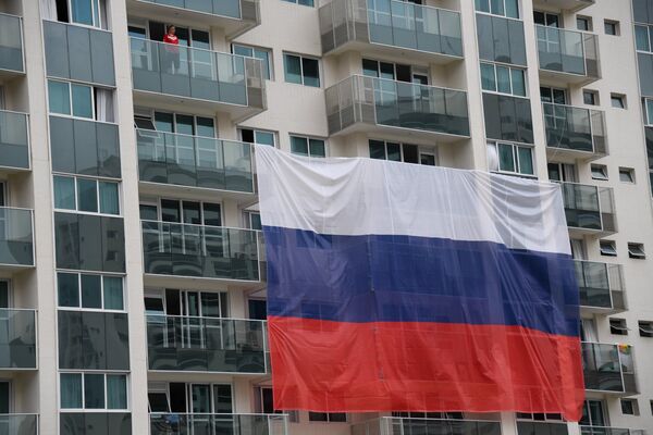 Флаг сборной России на одном из зданий в Олимпийской деревне в Рио-де-Жанейро.