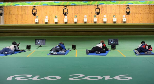 Спортсмены во время соревнований по стрельбе из винтовки с дистанции 50 метров в положении лежа на Олимпийских играх в Рио-де-Жанейро