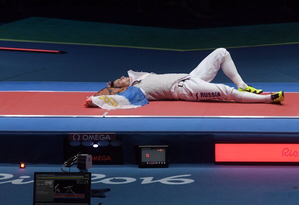 Рапирист сборной России Тимур Сафин после победы в финале Олимпийских игр 2016 года в Рио