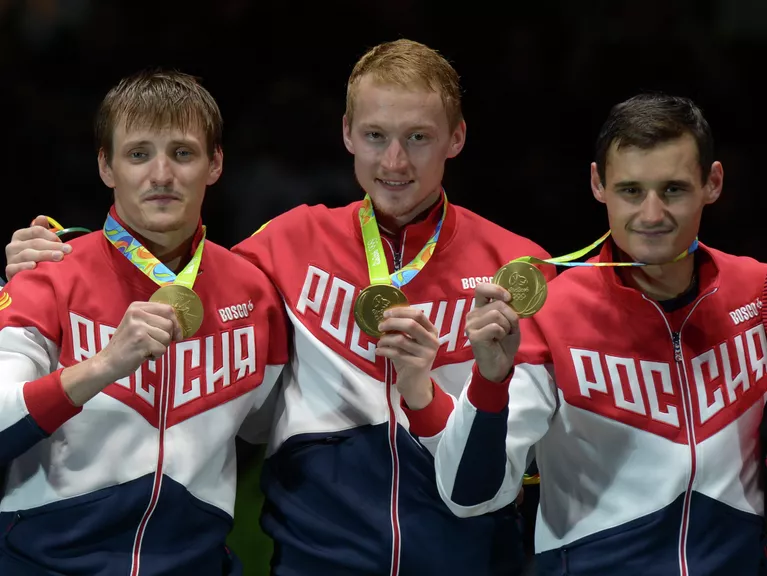 Рапиристы сборной России Алексей Черемисинов, Артур Ахматхузин и Тимур Сафин (слева направо) с золотыми медалями Олимпийских игр-2016 в Рио Рапиристы сборной России Алексей Черемисинов, Артур Ахматхузин и Тимур Сафин (слева направо) с золотыми медалями Олимпийских игр-2016 в Рио