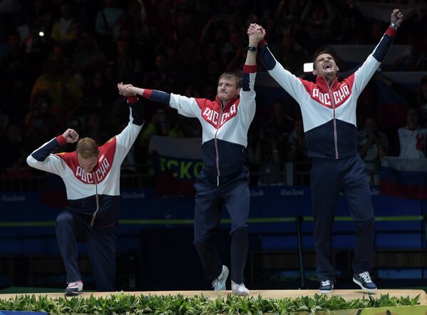 Российские рапиристы Артур Ахматхузин, Алексей Черемисинов и Тимур Сафин (слева направо), ставшие олимпийскими чемпионами на ОИ-2016