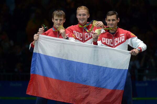 Российские рапиристы Алексей Черемисинов, Артур Ахматхузин и Тимур Сафин (слева направо), ставшие олимпийскими чемпионами на ОИ-2016