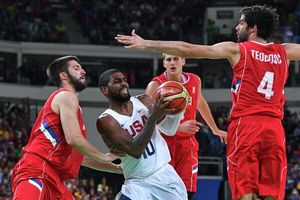 Игровой момент матча сборных США и Сербии по баскетболу