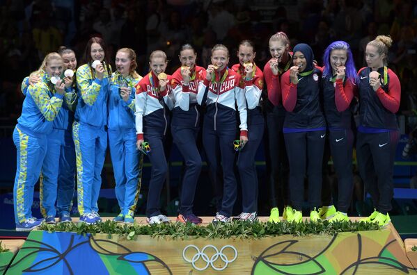 Саблистки сборной Украины, саблистки сборной России и саблистки сборной США (слева направо)