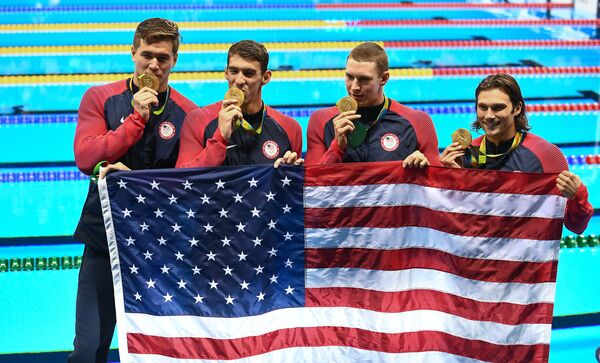 Мужская сборная США по плаванию. Слева направо: Натан Эдриан, Майкл Фелпс, Райн Мерфи и Коди Миллер