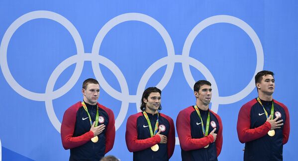 Мужская сборная США по плаванию. Слева направо: Райан Мерфи, Коди Миллер, Майкл Фелпс и Натан Эдриан
