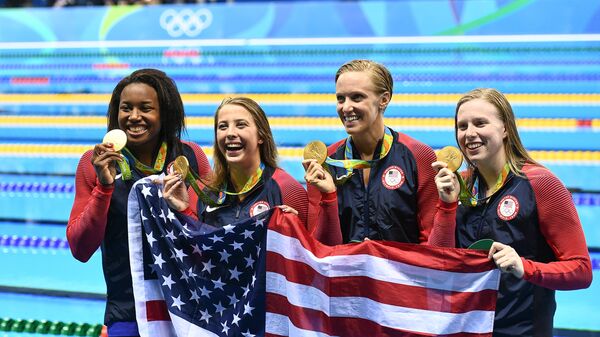 Женская сборная США по плаванию. Слева направо: Симоне Мануэль, Кэтлин Бейкер, Дана Воллмер, Лилли Кинг