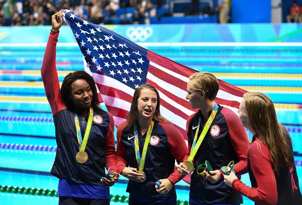 Женская сборная США по плаванию. Слева направо: Симоне Мануэль, Кэтлин Бейкер, Дана Воллмер, Лилли Кинг