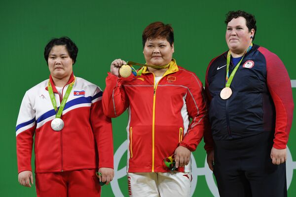 Ким Кук Хян, Мэн Супин и Сара Элизабет Роблс (слева направо)