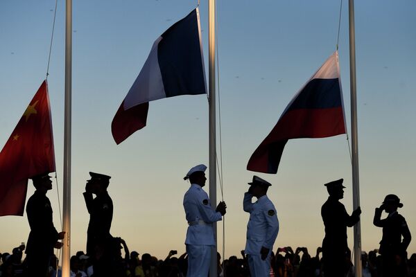 Поднятие флагов Франции, КНР и России