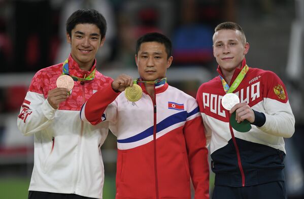 Кэндзо Сираи - бронзовая медаль, Ли Сегван - золотая медаль, Денис Аблязин - серебряная медаль (слева направо)