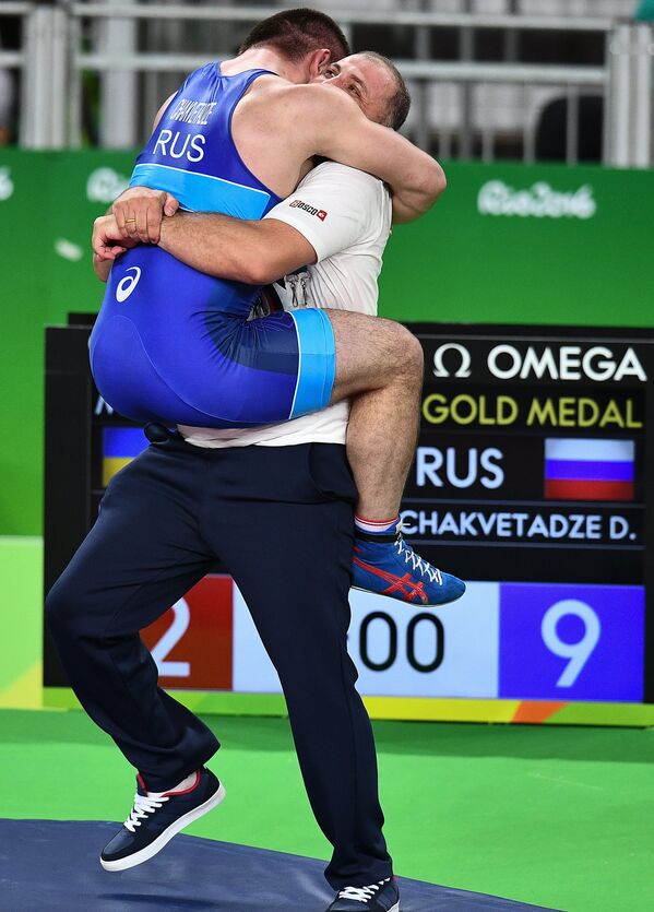 Давит Чакветадзе (слева) радуется победе со своим тренером Левани Кезевадзе