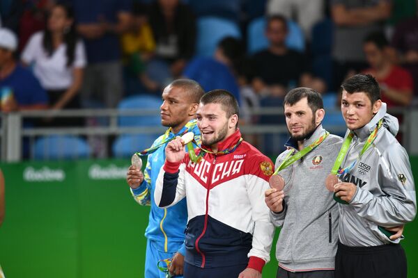Жан Беленюк - серебряная медаль, Давит Чакветадзе - золотая медаль, Джавид Гамзатов и Денис Максимилиан Кудла - бронзовые медали (слева направо)