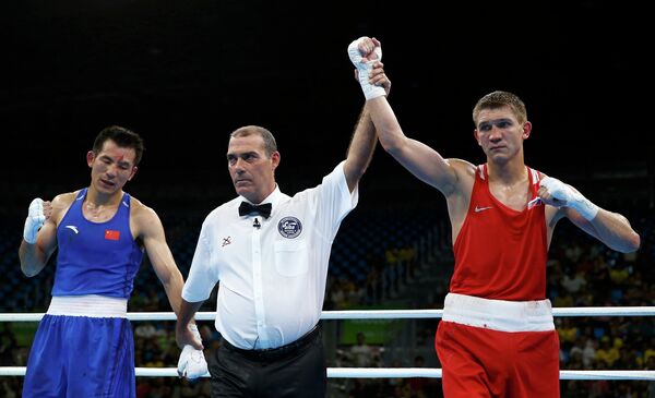 Российский боксер Виталий Дунайцев (справа)