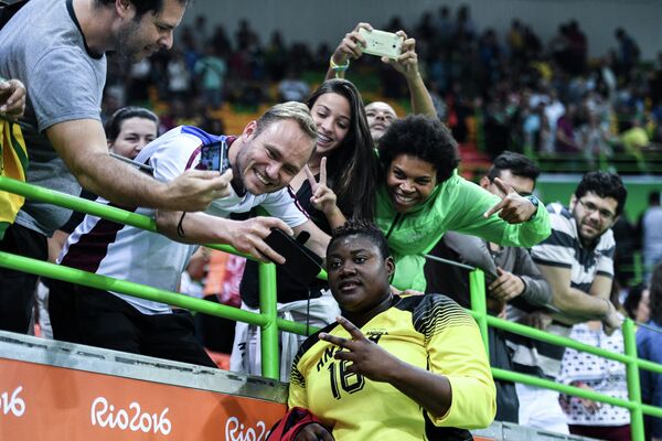 Вратарь сборной Анголы Тереза Алмейда фотографируется с болельщиками