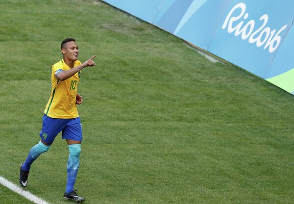 Нападающий сборной Бразилии Неймар радуется забитому мячу