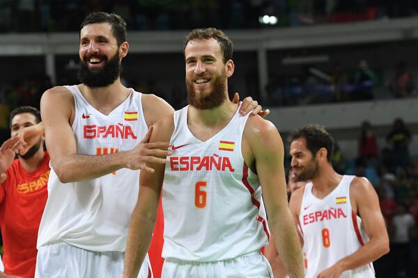 Баскетболисты сборной Испании Никола Миротич (слева) и Серхио Родригес