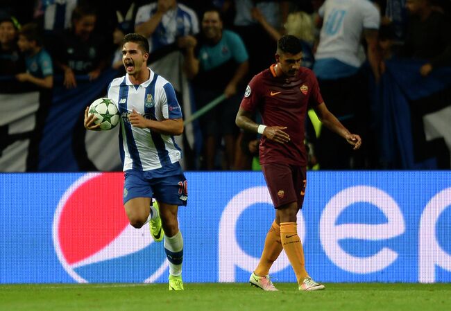 Полузащитник Порту Андре Силва и защитник Ромы Эмерсон дос Сантос (слева направо)