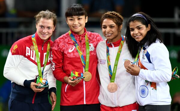 Валерия Коблова – серебряная медаль, Каори Итё – золотая медаль, Марва Амри, Сакши Малик – бронзовые медали (слева направо)