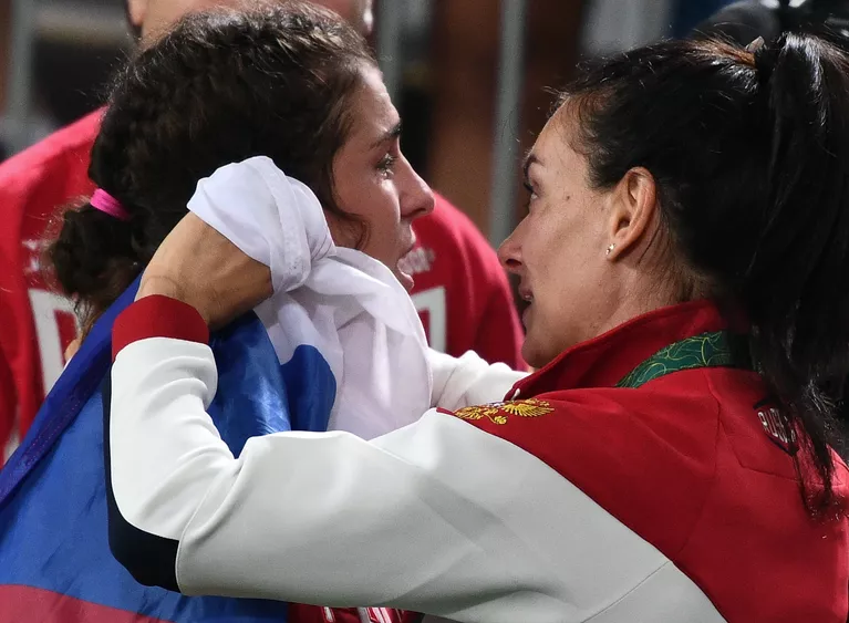 Наталья Воробьева и Елена Исинбаева (слева направо) Наталья Воробьева и Елена Исинбаева (слева направо)