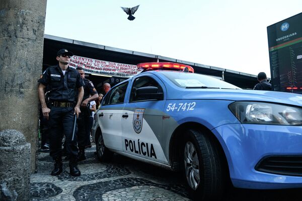 Полицейские на одной из улиц в Рио-Де-Жанейро