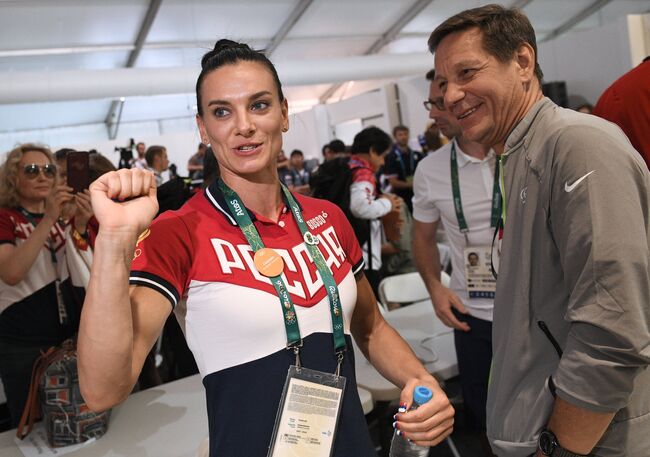 Двукратная олимпийская чемпионка в прыжках с шестом Елена Исинбаева и президент Олимпийского комитета России (ОКР) Александр Жуков