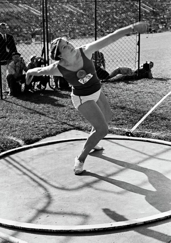 Первая советская олимпийская чемпионка метательница диска Нина Пономарева (1969 год)