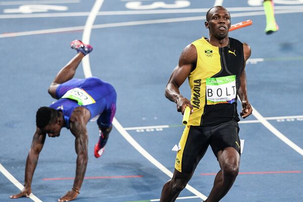 Справа налево: Усэйн Болт (Ямайка), Трейвон Бромелл (США) в финальном забеге эстафеты 4х100 м