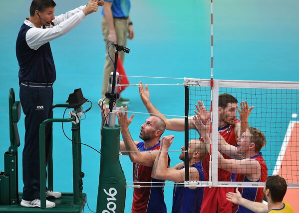 Игроки сборной России спорят с судьей