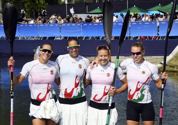 Экипаж женской сборной Венгрии в составе Габриэлы Сабо, Дануты Козак, Тамары Чипеш и Кристины Фазекаш Цур