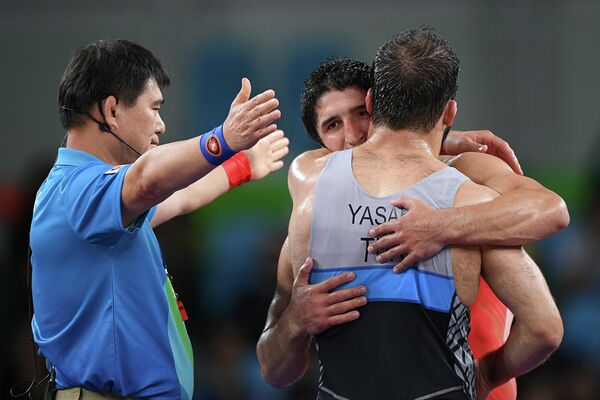 Селим Ясар и Абдулрашид Садулаев (справа налево) после финального поединка на Олимпийских играх 2016 года