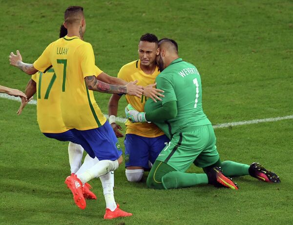 Футболисты сборной Бразилии после победы в финале ОИ-2016. Второй справа - Неймар