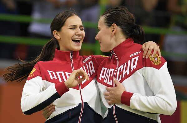 Гандболистки сборной России Екатерина Ильина (слева) и Майя Петрова