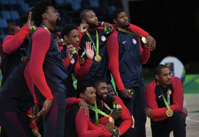 Баскетболисты сборной США после победы на Олимпиаде в Рио