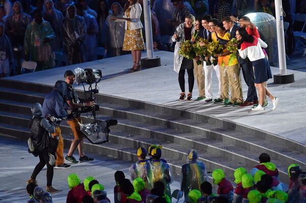 Елена Исинбаева (справа) представлена в качестве члена МОК в ходе церемонии закрытия Олимпийских игр 2016 года в Рио-де-Жанейро
