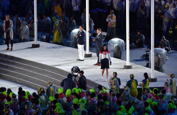 Елена Исинбаева представлена в качестве члена МОК в ходе церемонии закрытия Олимпийских игр 2016 года в Рио-де-Жанейро