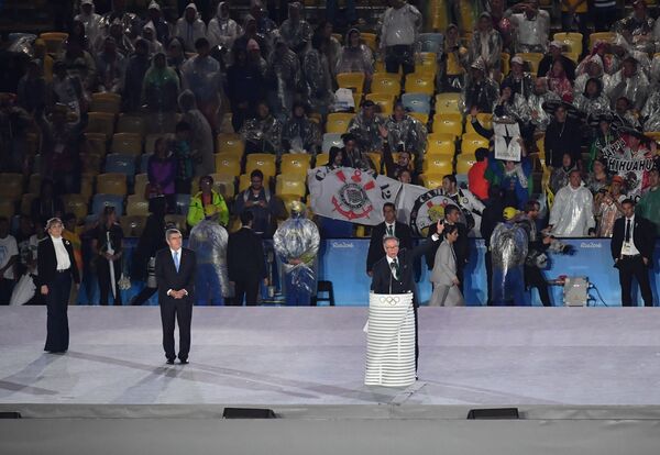 Карлос Нузман (справа) и Томас Бах во время церемонии закрытия XXXI летних Олимпийских игр в Рио-де-Жанейро