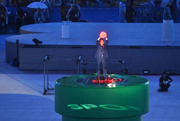 Премьер-министр Японии Синдзо Абэ во время церемонии закрытия XXXI летних Олимпийских игр в Рио-де-Жанейро