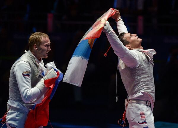 Спортсмены сборной России по фехтованию Артур Ахматхузин и Тимур Сафин (слева направо)