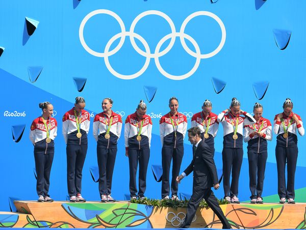 На первом плане: президент Олимпийского комитета России Александр Жуков. Спортсменки сборной России