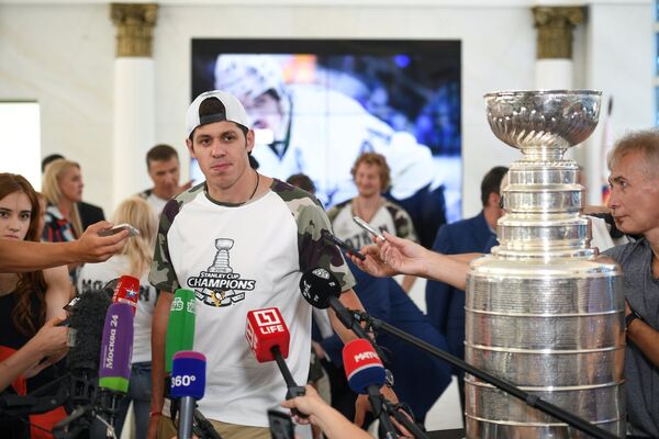 Хоккеист Евгений Малкин общается с журналистами во время представления Кубка Стэнли