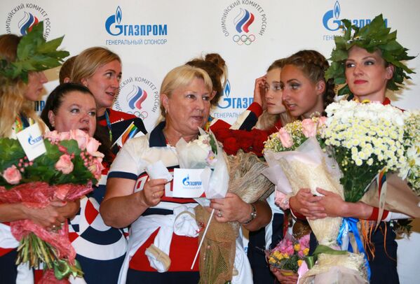 Татьяна Покровская (в центре)