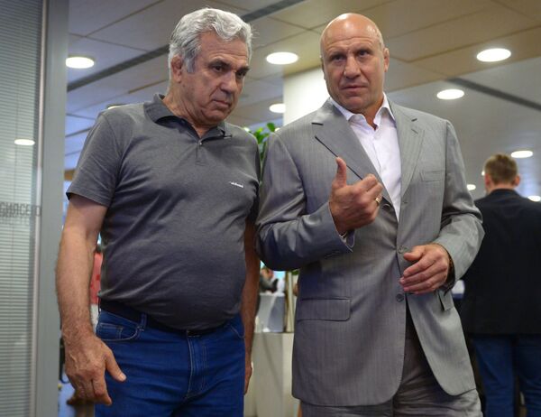 Юрий Шахмурадов (слева) и президент Федерации спортивной борьбы России Михаил Мамиашвили