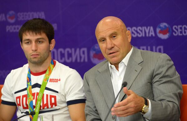 Сослан Рамонов (слева) и президент Федерации спортивной борьбы России Михаил Мамиашвили