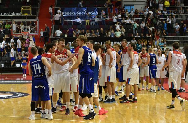 Баскетболисты сборных команд России и Финляндии после окончания товарищеского матча