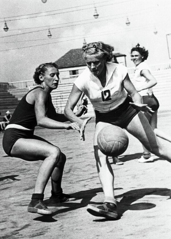 Баскетболистка Нина Еремина (в центре)