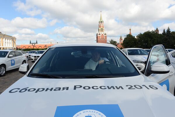 Церемония вручения премьер-министром РФ Д. Медведевым автомобилей российским спортсменам - победителям и призерам Игр XXXI Олимпиады в Рио-де-Жанейро Церемония вручения премьер-министром РФ Д. Медведевым автомобилей российским спортсменам - победителям и призерам Игр XXXI Олимпиады в Рио-де-Жанейро