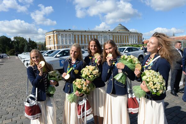 Чемпионки Игр XXXI Олимпиады по синхронному плаванию Влада Чигирева, Александр Пацкевич, Гелена Топилина, Алла Шишкина и Светлана Колесниченко (слева направо)